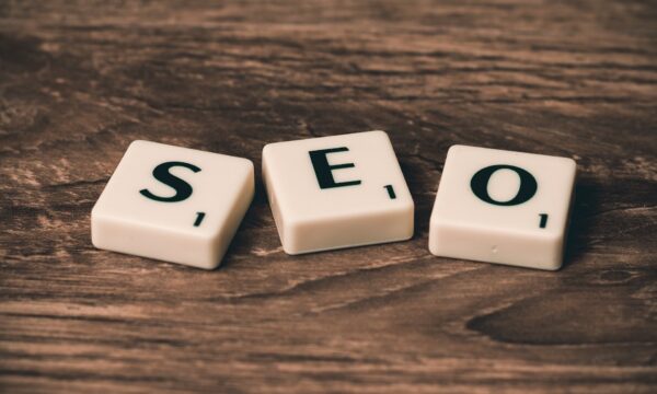 The word "seo" written on a wooden table.