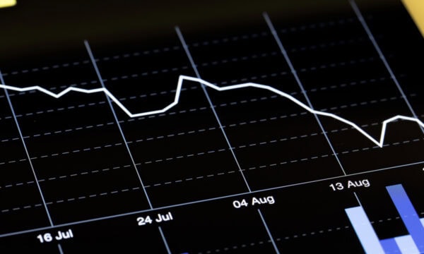 A screen displays a line graph tracking organic traffic drop on a website