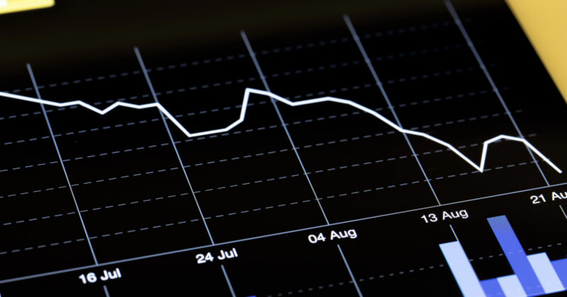 A screen displays a line graph tracking organic traffic drop on a website