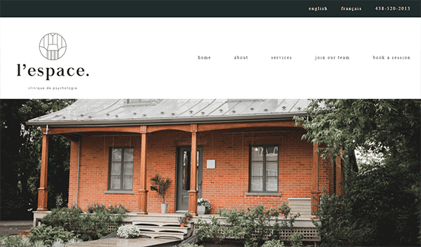 Brick building with a metal roof and a wooden porch, surrounded by lush greenery. L'ESPACE Clinique de Psychologie is written on a white banner above surrounded by links to different webpage sections.